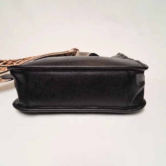 Metro Muse Black Vegan Leather Crossbody Bag - Picture 4 of 7